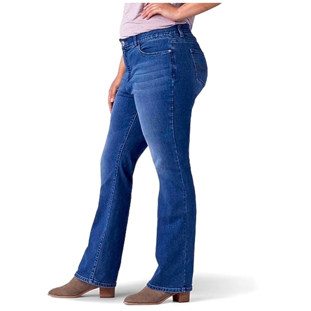 NWT Lee women’s Plus-size Flex Motion Regular Fit
Bootcut Jeans, Size 22